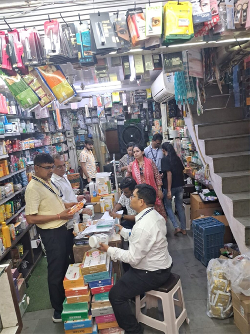 कॉस्मेटिक दुकानों पर खाद्य व औषधि प्रशासन की सख्ती, किया एक्सपायरी उत्पादों व दस्तावेजों की जांच