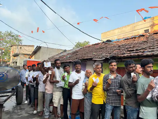 पश्चिम बंगाल में दूसरे चरण की 142 सीटों पर वोटिंग,सुबह से लगी कतार 