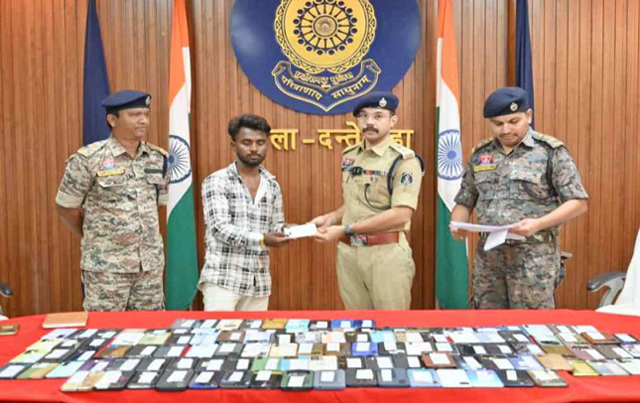 दंतेवाड़ा पुलिस ने गुम हुए 141 मोबाइल उनके असली मालिकों को सौंपे