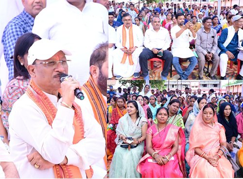 सरगुजा जिले के ग्राम सिलमा में अचानक उतरा मुख्यमंत्री का हेलीकॉप्टर, खाट में बैठकर ग्रामीणों से किया संवाद