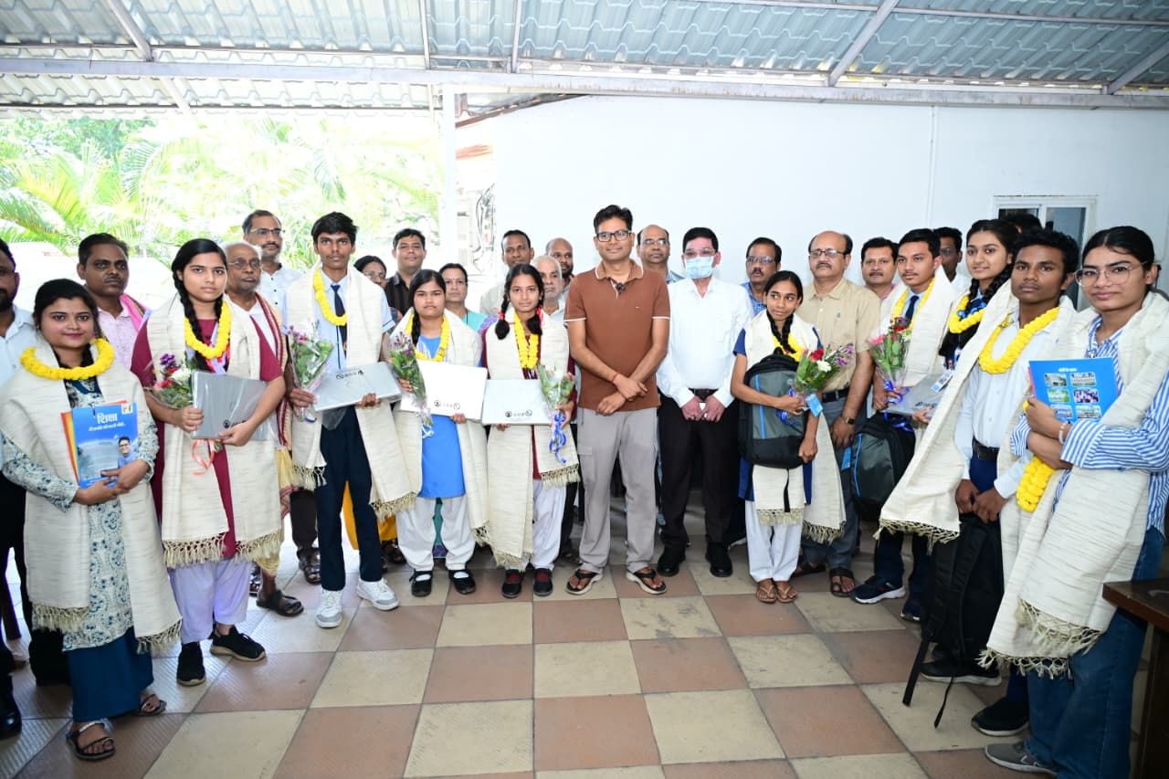 मेधावी विद्यार्थियों का सम्मानः वित्त मंत्री चौधरी ने दिया लैपटॉप व 25 हजार का प्रोत्साहन