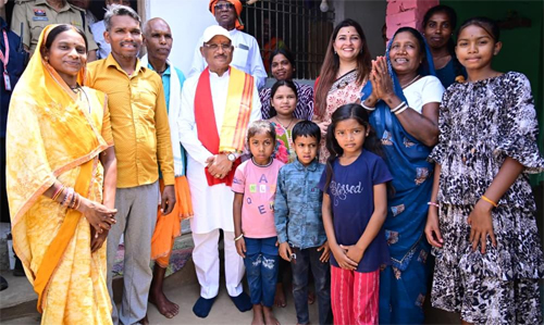 एक ग्रामीण का न्योता, मुख्यमंत्री का अपनापन - प्रधानमंत्री आवास से साकार हुआ सपना, मुख्यमंत्री ने कराया गृह प्रवेश