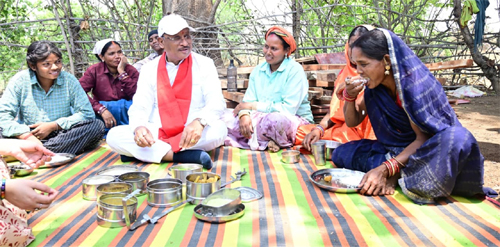 निर्माणाधीन पंचायत भवन के निरीक्षण के दौरान मुख्यमंत्री को श्रमिकों ने दिया भोजन का न्यौता : साथ बैठकर खाया बोरे बासी और आमा चटनी