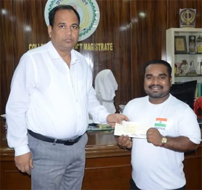 कलेक्टर ने पावर लिफ्टर किशन को दी 10 हजार की आर्थिक सहायता