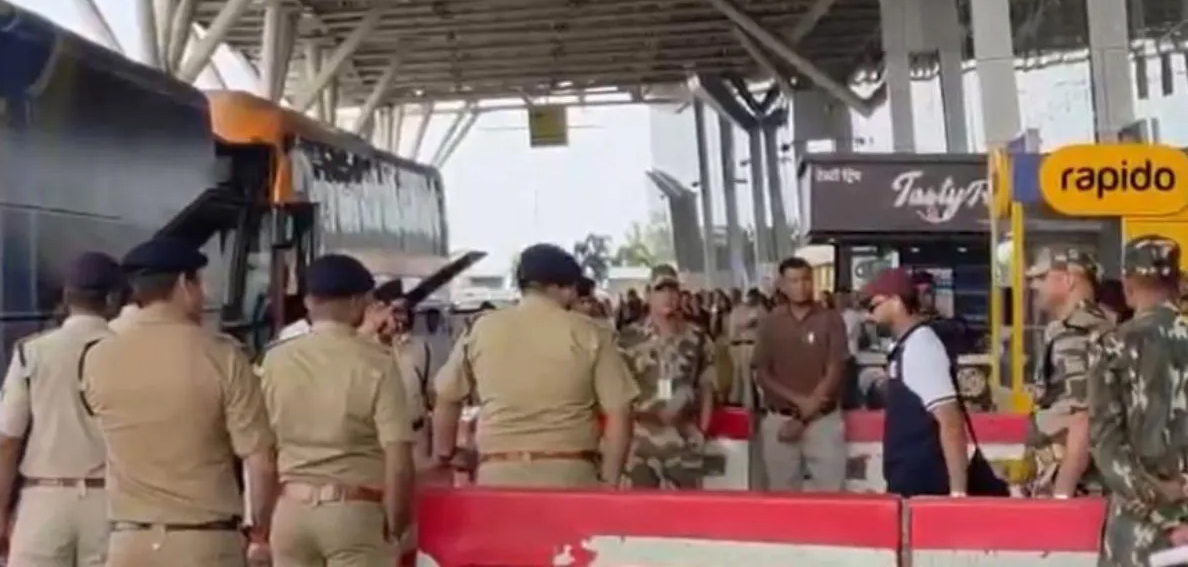 रायपुर पहुंची मुंबई इंडियंस की टीम, हार्दिक-रोहित को देखने विमानतल पर उमड़े फैंस