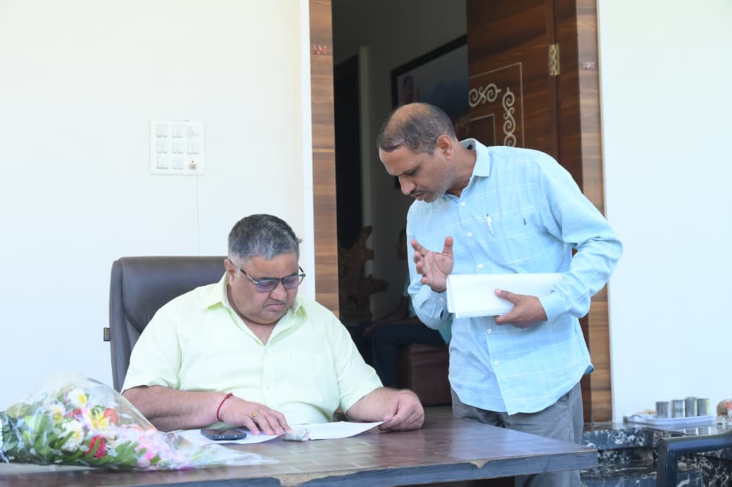 लखनपुर निज निवास पर मंत्री ने सुनीं क्षेत्रवासियों की समस्याएं, अधिकारियों को त्वरित समाधान के दिए कड़े निर्देश