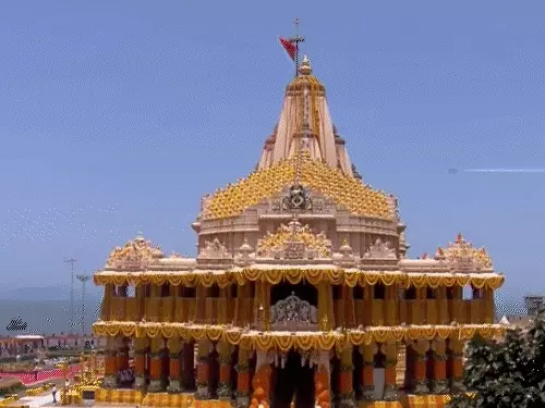 सोमनाथ मंदिर के 75 साल, पीएम मोदी ने पूजा की:शिखर का 11 तीर्थों के जल से अभिषेक किया