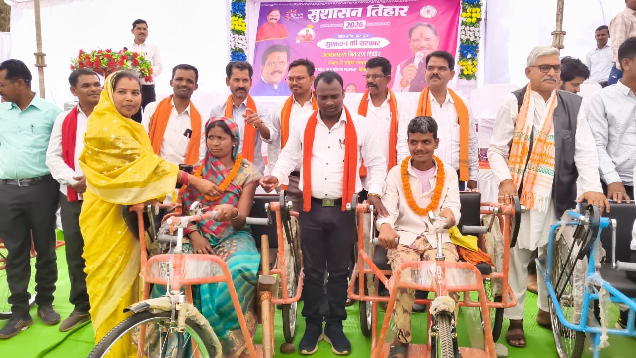 दूरस्थ वनांचल क्षेत्र तक पहुंच रहा शासन-प्रशासन, दिव्यांगजनों को मिली ट्रायसाइकिल और पेंशन स्वीकृति