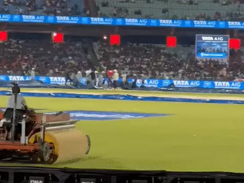 मैदान गीला होने की वजह से टॉस में देरी, 8:15 बजे निरीक्षण
