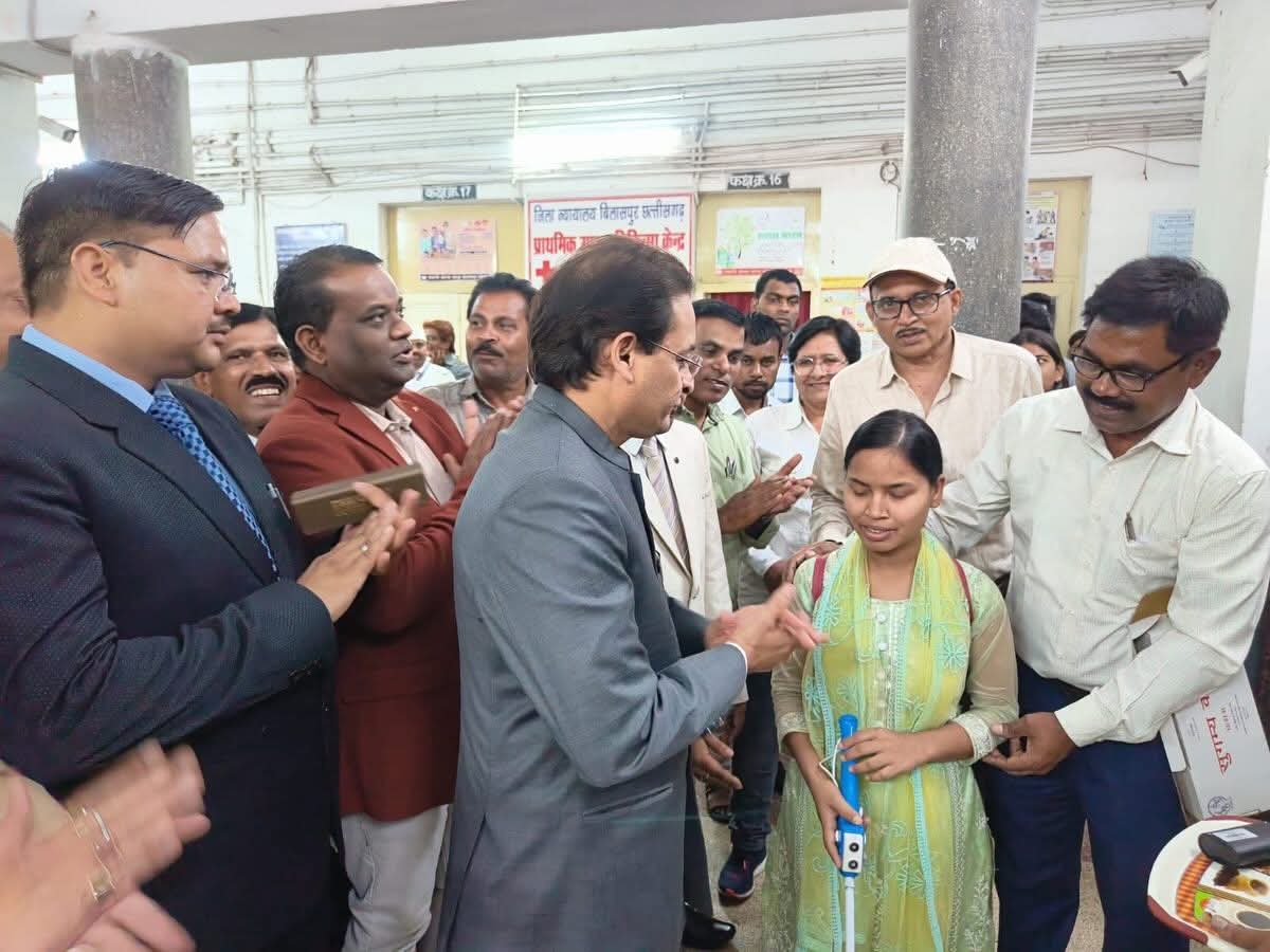 बैटरी चालित ट्रायसाइकिल, स्मार्ट केन एवं श्रवण यंत्र पाकर खिले हितग्राहियों के चेहरे