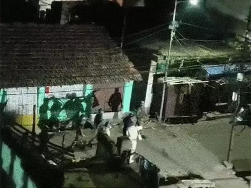 बंगाल के आसनसोल में पुलिस चौकी में तोडफ़ोड़-पथराव,पुलिस ने आंसू गैस छोड़ी