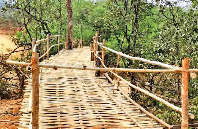 अबूझमाड़ के दुर्गम इलाके में मानसून की चुनौती से निपटने बनाया 60 मीटर लंबा पुल 