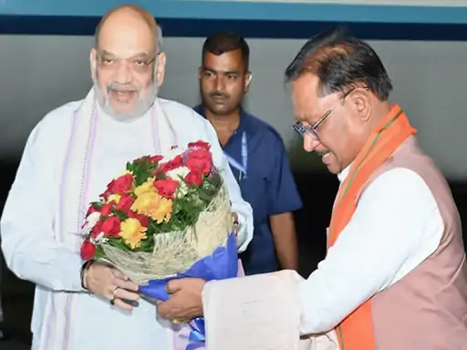 केंद्रीय गृह मंत्री अमित शाह पहुंचे रायपुर,मुख्यमंत्री विष्णुदेव साय ने किया आत्मीय स्वागत