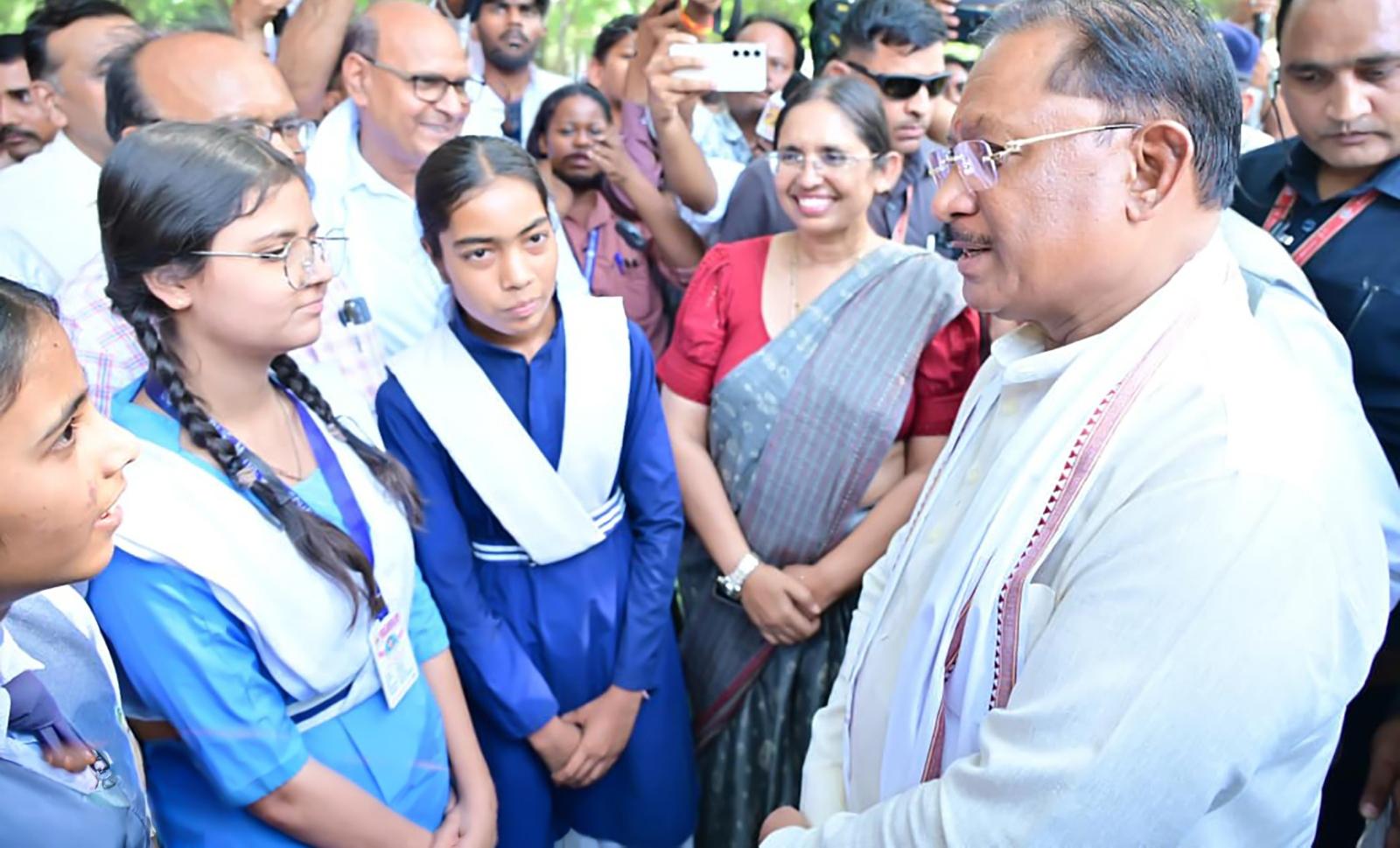 मुख्यमंत्री विष्णु देव साय ने 'कामयाबी वेन को दिखाई हरी झंडी,दूरस्थ गांवों के विद्यार्थियों तक पहुंचेगी डिजिटल शिक्षा की नई रोशनी