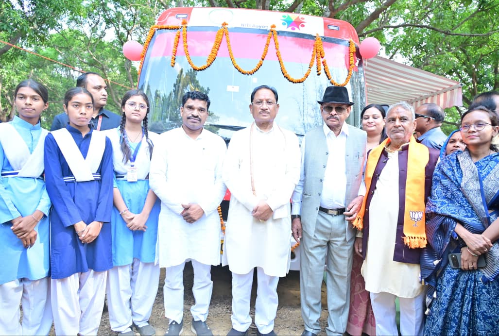मुख्यमंत्री विष्णु देव साय ने 'कामयाबी वेन को दिखाई हरी झंडी,दूरस्थ गांवों के विद्यार्थियों तक पहुंचेगी डिजिटल शिक्षा की नई रोशनी
