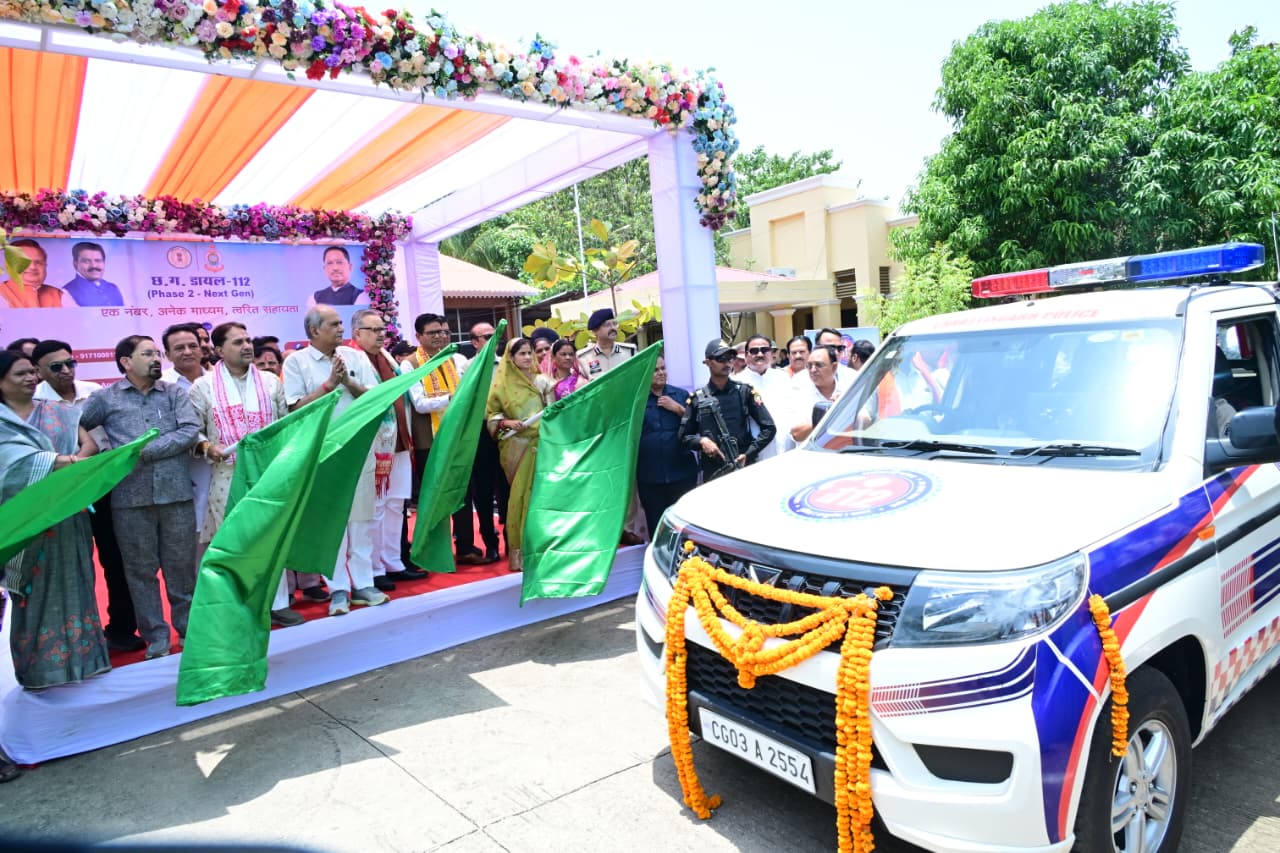 सुरक्षित छत्तीसगढ़ की ओर कदम: नेक्स्ट जेन सीजी डायल-112 के आधुनिक वाहनों को हरी झंडी