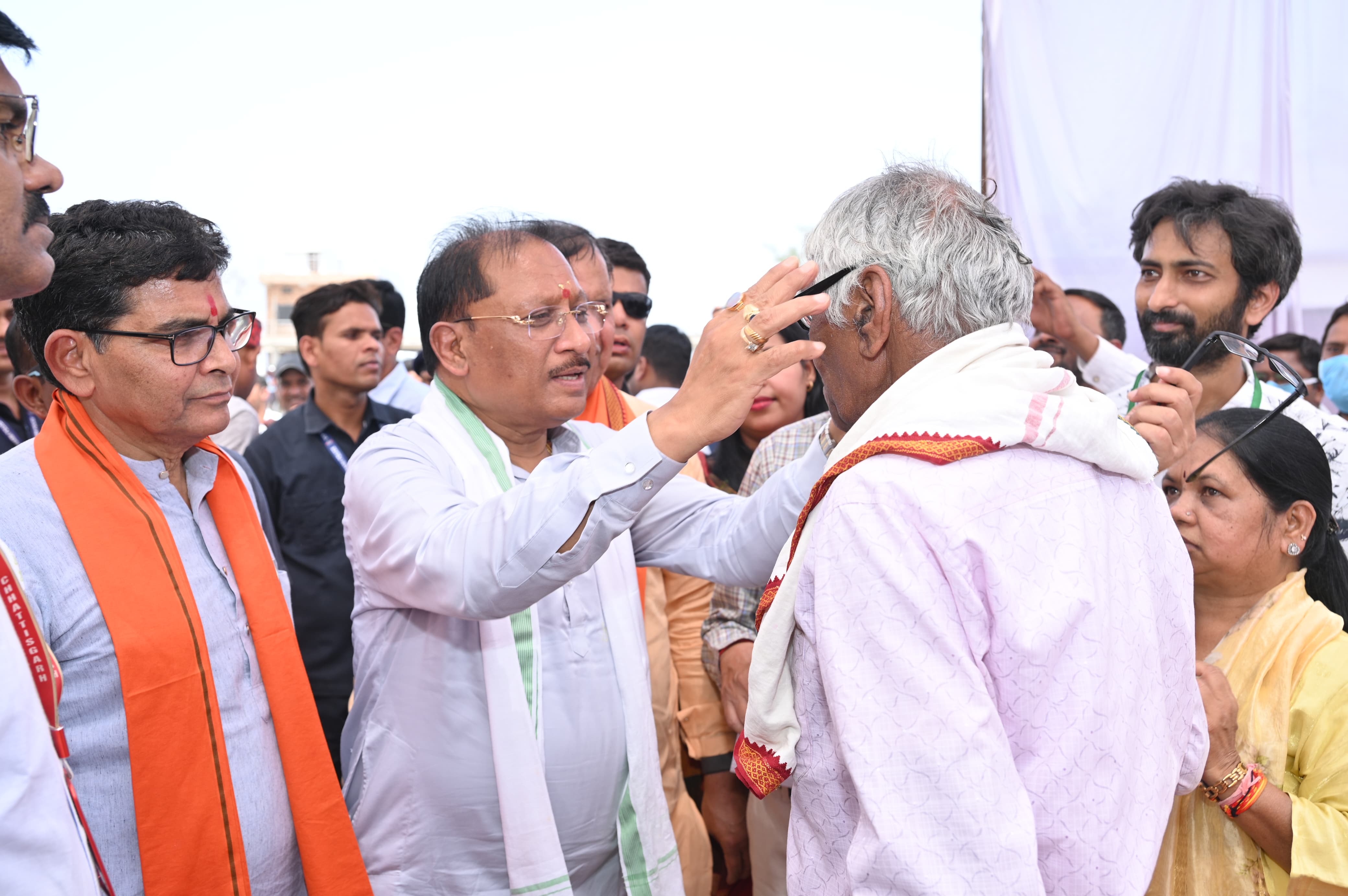 मुख्यमंत्री साय ने हितग्राहियों को अपने हाथों से पहनाया नजर का चश्मा