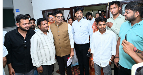 जशपुर सर्किट हाउस में वित्त मंत्री चौधरी से जनप्रतिनिधियों और क्षेत्रवासियों ने की आत्मीय मुलाकात