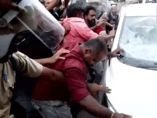 विजयन समर्थकों का ED टीम पर हमला:लाठी-पत्थर बरसाए, गाड़ी तोड़ी; पूर्व केरलम CM की बेटी पर मनी लॉन्ड्रिंग का आरोप, घर पर रेड