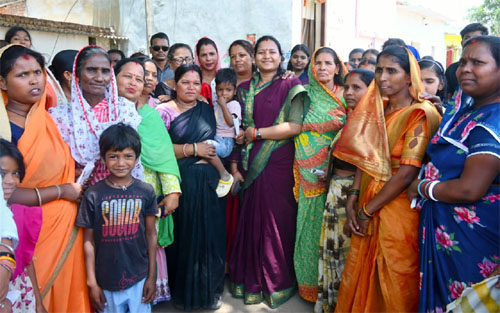 शिवनंदनपुर नगर पंचायत चुनाव : मंत्री राजवाड़े ने किया डोर-टू-डोर जनसंपर्क, भाजपा प्रत्याशियों के पक्ष में मांगा जनसमर्थन