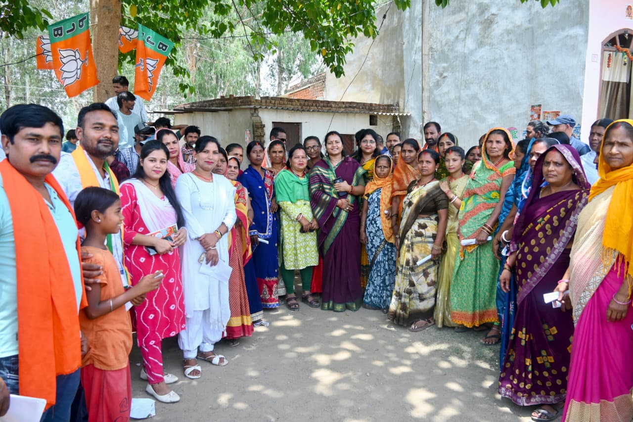 शिवनंदनपुर नगर पंचायत चुनाव : मंत्री राजवाड़े ने किया डोर-टू-डोर जनसंपर्क, भाजपा प्रत्याशियों के पक्ष में मांगा जनसमर्थन