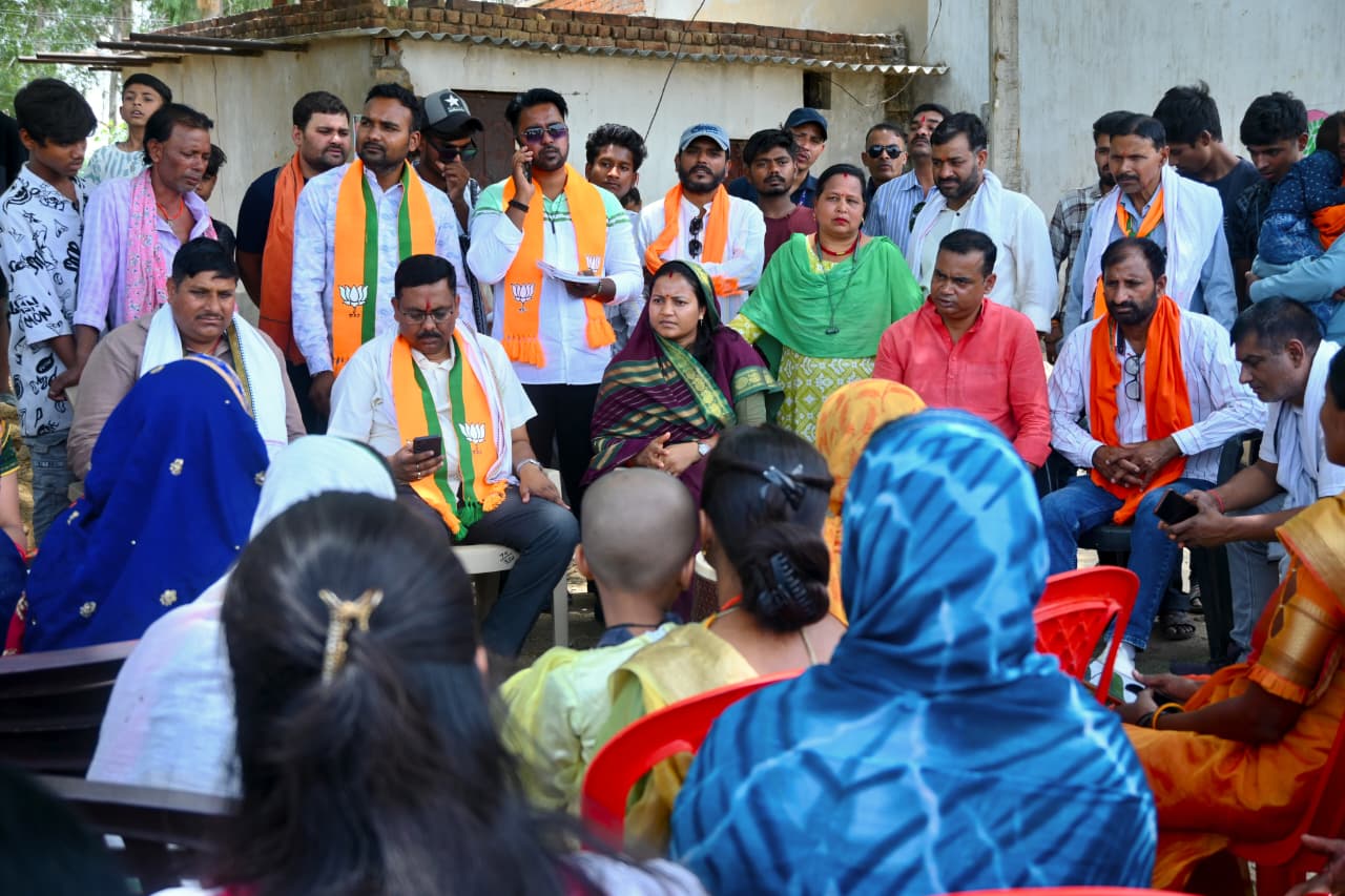 शिवनंदनपुर नगर पंचायत चुनाव : मंत्री राजवाड़े ने किया डोर-टू-डोर जनसंपर्क, भाजपा प्रत्याशियों के पक्ष में मांगा जनसमर्थन