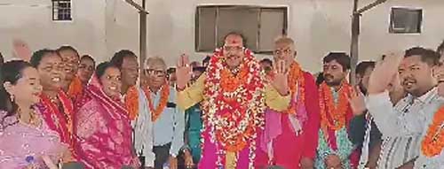 अघनपुर जात्रा में पहली बार किसी अतिथि को सिरहा के साथ कांटों के झूले पर बैठेने का मिला अवसर 