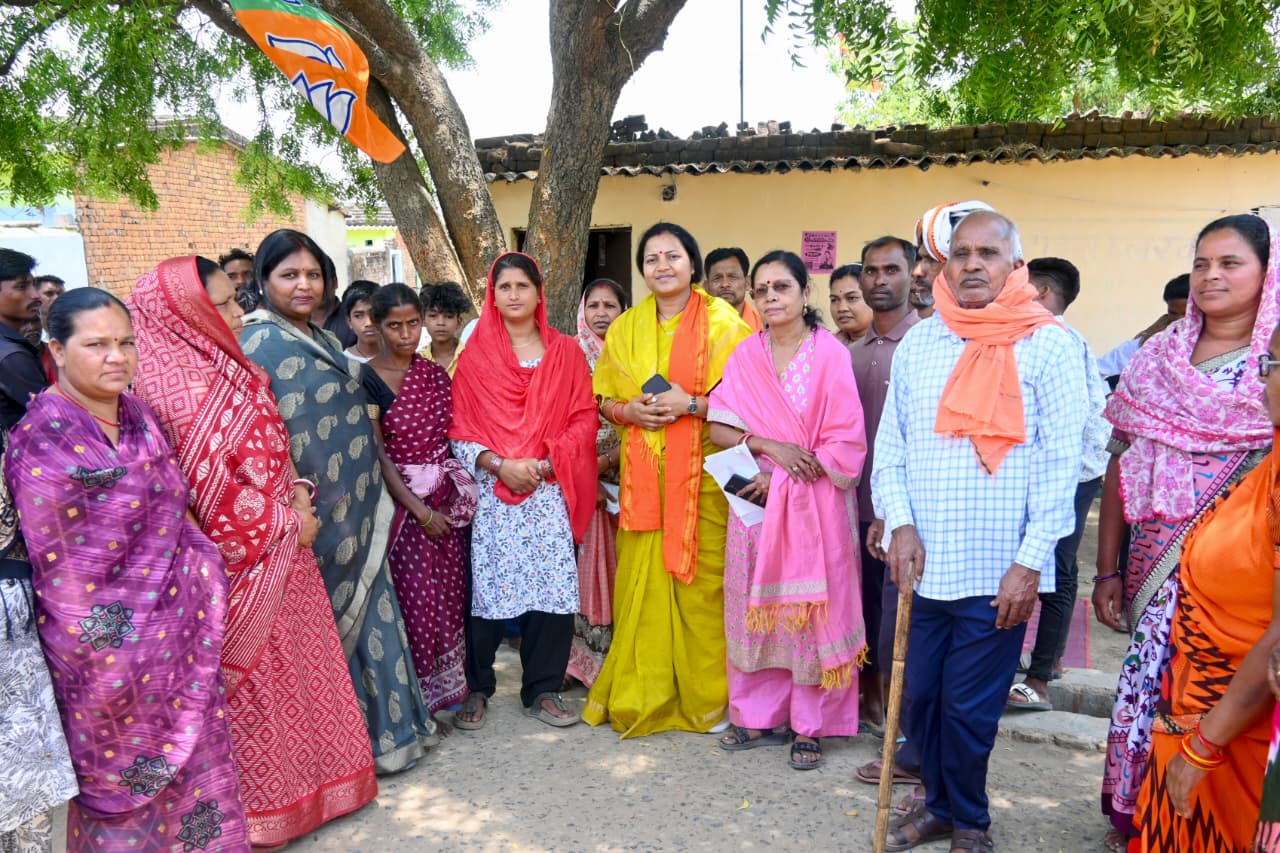 शिवनंदनपुर नगर पंचायत चुनाव : मंत्री राजवाड़े ने किया जनसंपर्क, भाजपा प्रत्याशियों के लिए मांगा समर्थन