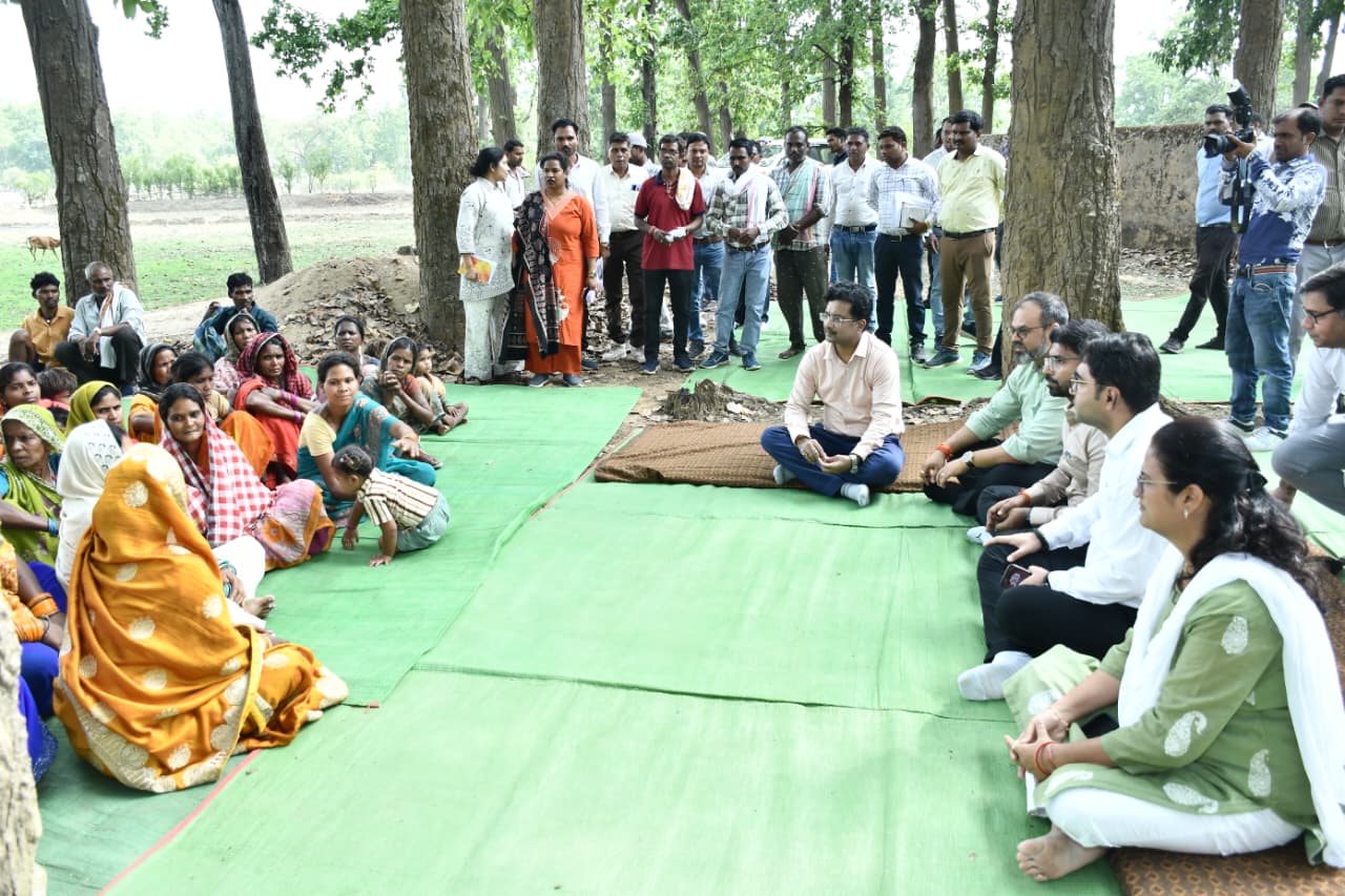 प्रमुख सचिव और कलेक्टर ने जमीन पर बैठकर सुनी अचानकमार क्षेत्र के लोगों की फरियाद