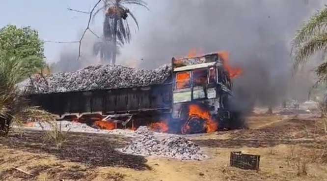 तेंदूपत्ता से भरे ट्रक में लगी आग, ट्रक में भरा तेंदूपत्ता व वाहन जलकर खाक