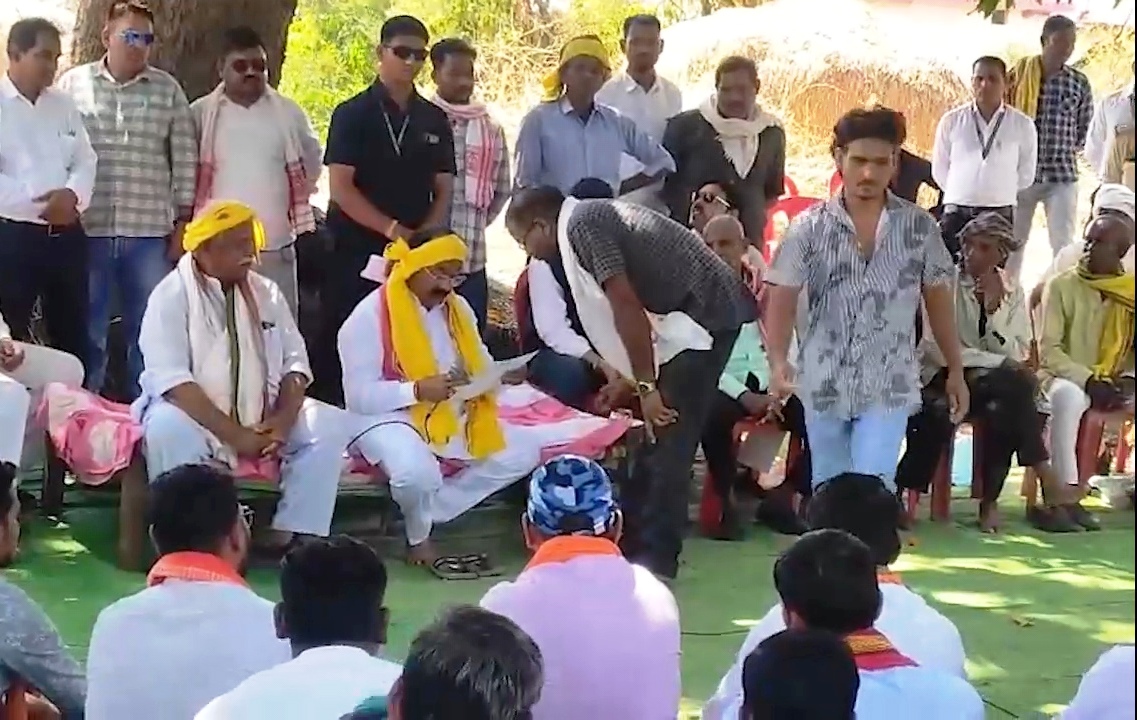 उप मुख्यमंत्री साव ने आम पेड़ के नीचे लगाई चौपाल, ग्रामीणों से योजनाओं का लिया फीडबैक