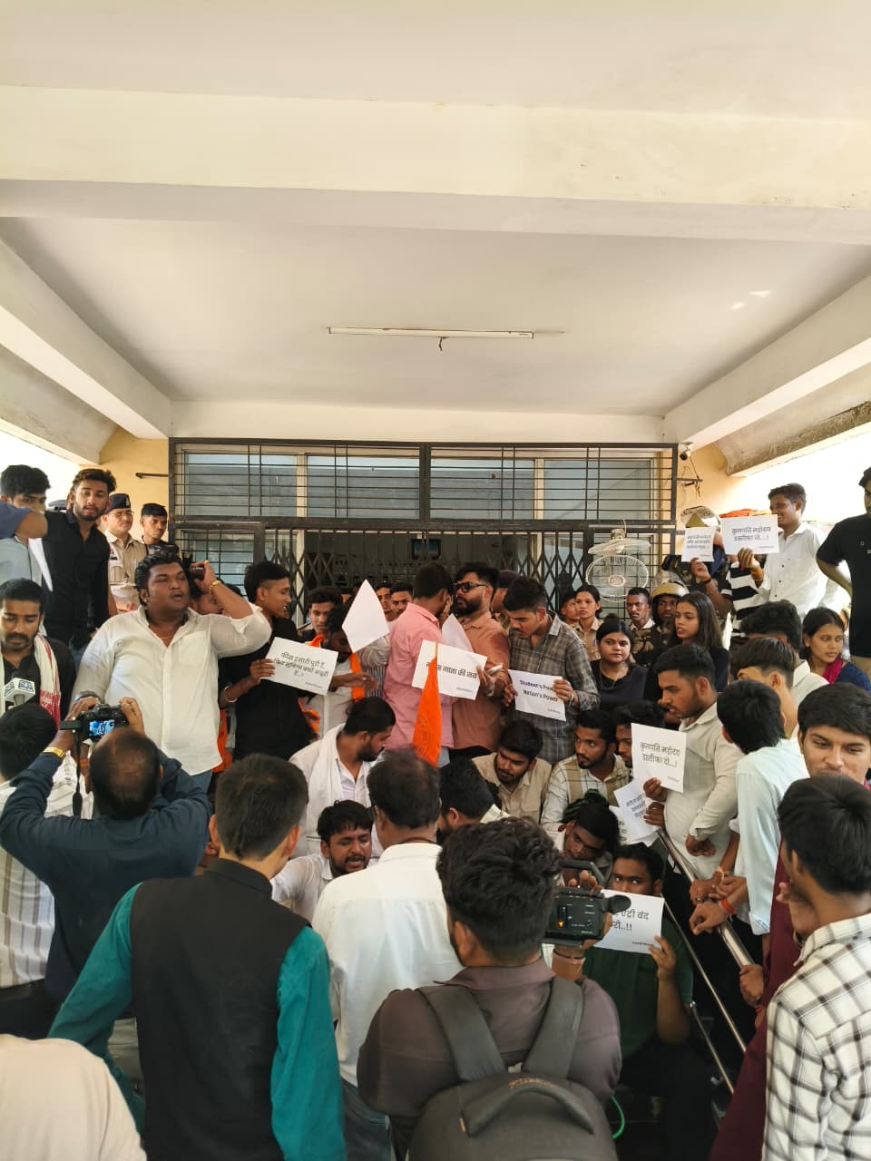 बर्खास्त प्राध्यापक की कथित बैकडोर एंट्री और अन्य विषयों को लेकर अभाविप का पत्रकारिता विवि में प्रदर्शन