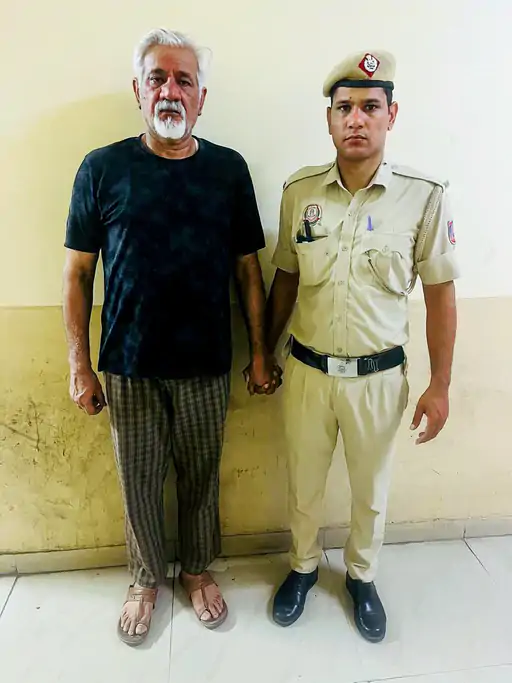 हद हो गई बेशर्मी की, दिल्ली में सब चलता है.. 