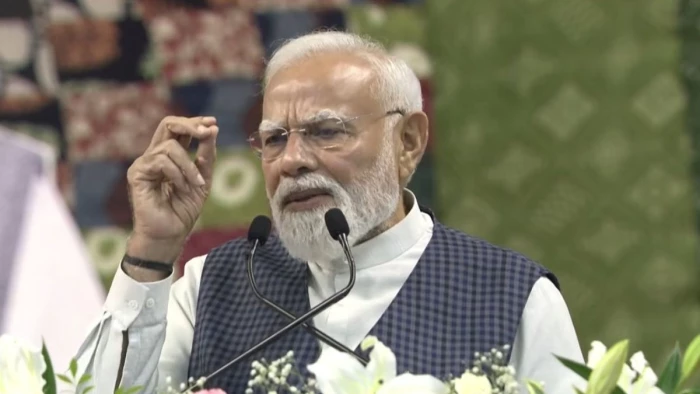 अराजकता में अपने लिए अवसर देख रही कांग्रेस..., सूरत से पीएम मोदी का विपक्ष पर पलटवार