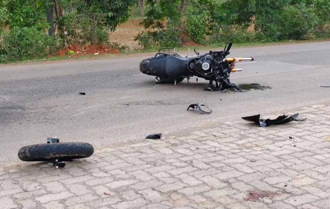 बाइक सवार को पीछे से तेज रफ्तार ट्रैक्टर ने मारी टक्कर बाइक सवार की मौत