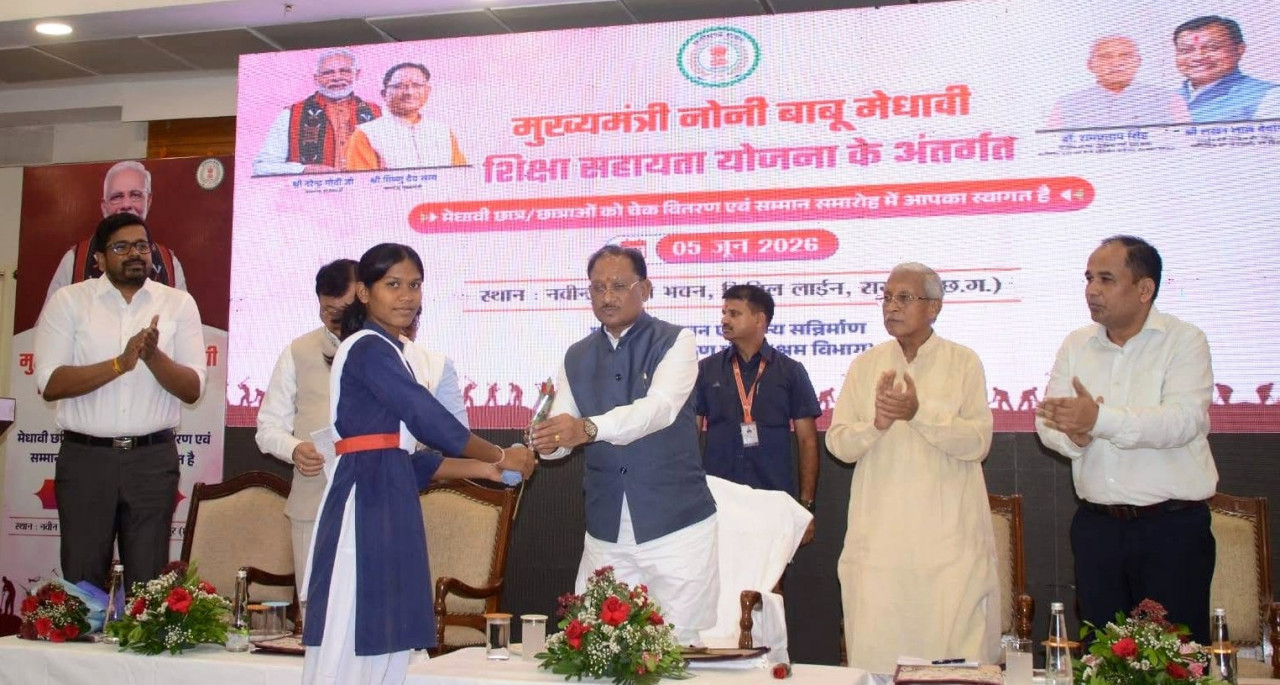 मुख्यमंत्री के हाथों मेधावी छात्रा को मिली 2 लाख की सहायता