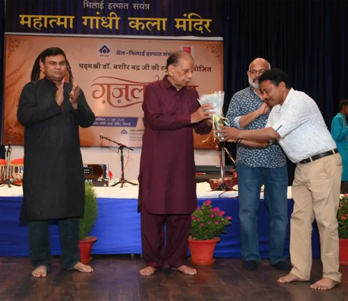 महात्मा गांधी कला मंदिर में एक शाम बशीर बद्र के नाम गज़ल संध्या का लुफ्त उठाया श्रोताओं ने