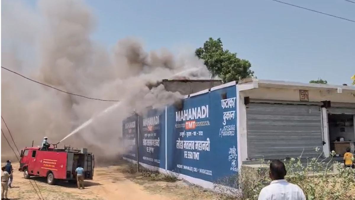 रामपुर के शर्मा पटाखा गोदाम में लगी आग, राहत एवं बचाव कार्य जारी 