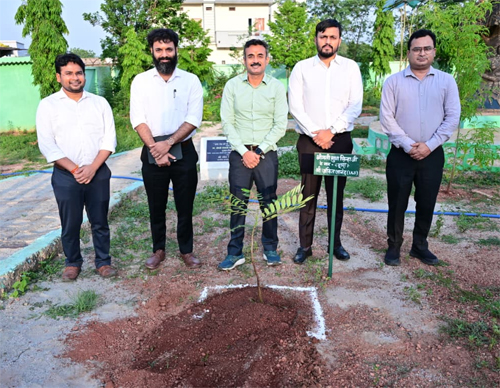 प्रभारी सचिव आनंद ने एक पेड़ माँ के नाम अभियान के तहत किया पौधरोपण