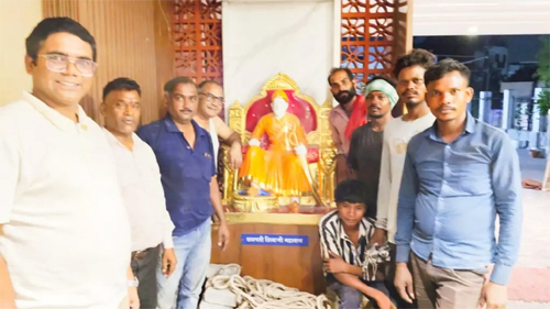 600 किलो की शिवाजी प्रतिमा को 20 लोगों ने पांच घंटे की मशक्कत के बाद किया स्थापित