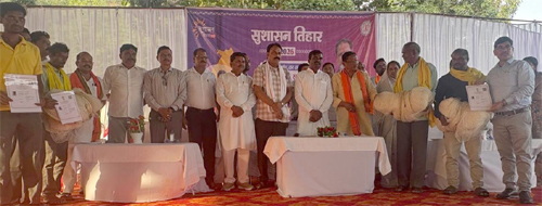 सुशासन तिहार में मछुआ सहकारी समिति को मिला एनएफडीपी प्रमाण पत्र और मत्स्य जाल