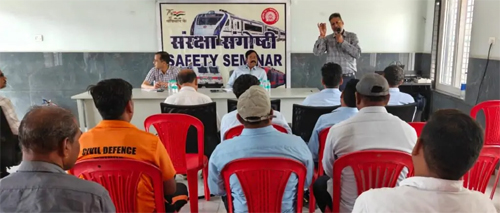ट्रेनों के सुरक्षित परिचालन को लेकर उरकुरा स्टेशन में संरक्षा सेमिनार का आयोजन किया गया