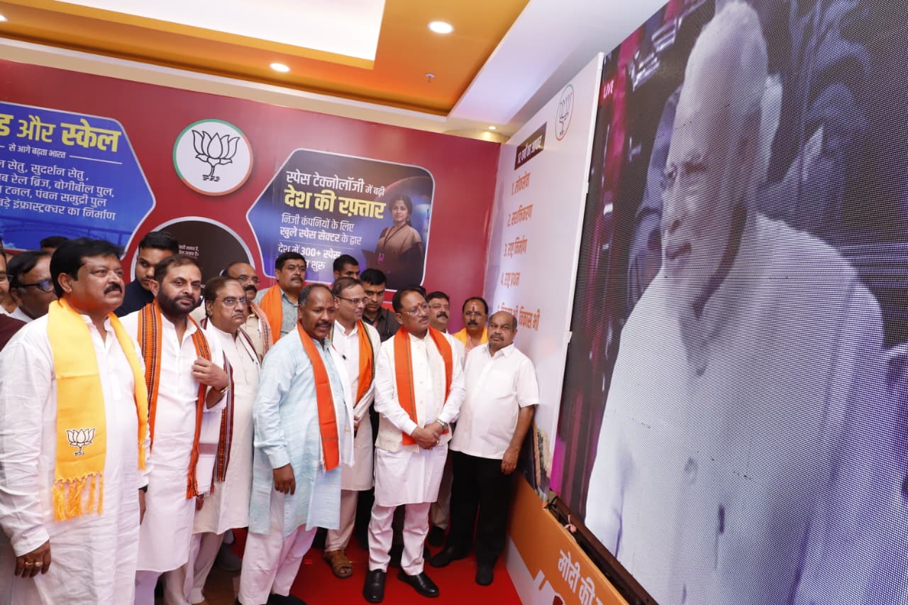 मुख्यमंत्री साय ने प्रधानमंत्री मोदी के कार्यकाल की उपलब्धियों पर आधारित प्रदर्शनी का अवलोकन किया