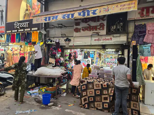 बाजारों में निगम ने किया औचक निरीक्षण,17 दुकानों में मिली गंदगी, अतिक्रमण करने वाले 25 दुकानदारो पर भी हुई कार्रवाई