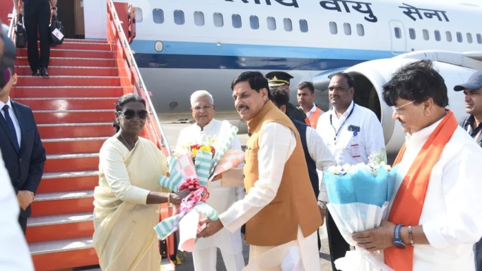 इंदौर एयरपोर्ट पहुंचीं राष्ट्रपति द्रोपदी मुर्मु, राज्यपाल पटेल और मुख्यमंत्री डॉ. यादव ने किया स्वागत