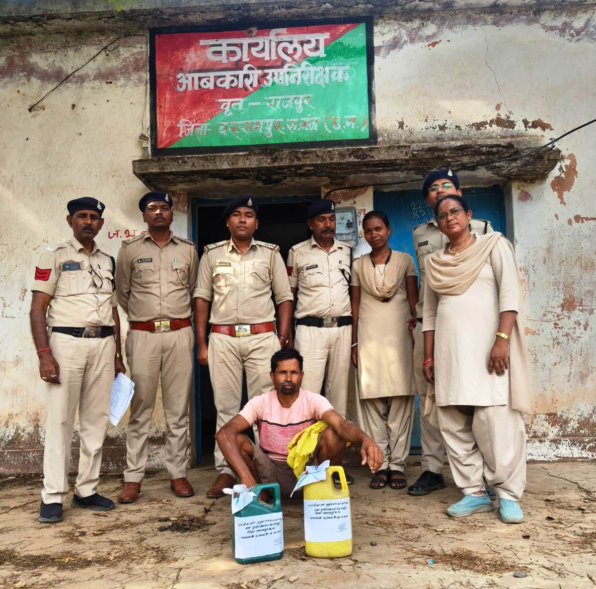 अवैध शराब पर आबकारी विभाग का शिकंजा, महुआ शराब और लाहन जब्त