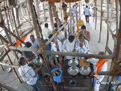 महाराष्ट्र के परभणी में हनुमान मंदिर की छत गिरी:7 की मौत, 25 घायल