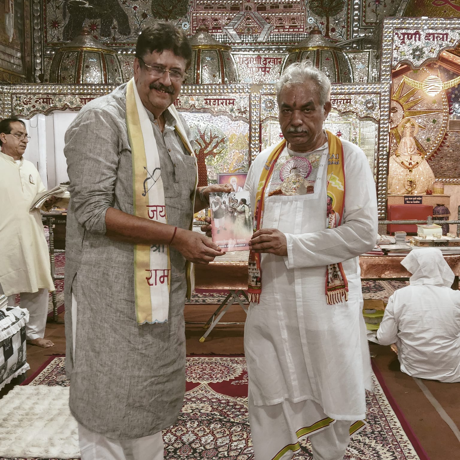 अंजय शुक्ला ने भेंट किए प्रबुद्धजनों को मोदी सरकार की 12 साल की उपलब्धियों का साहित्य 
