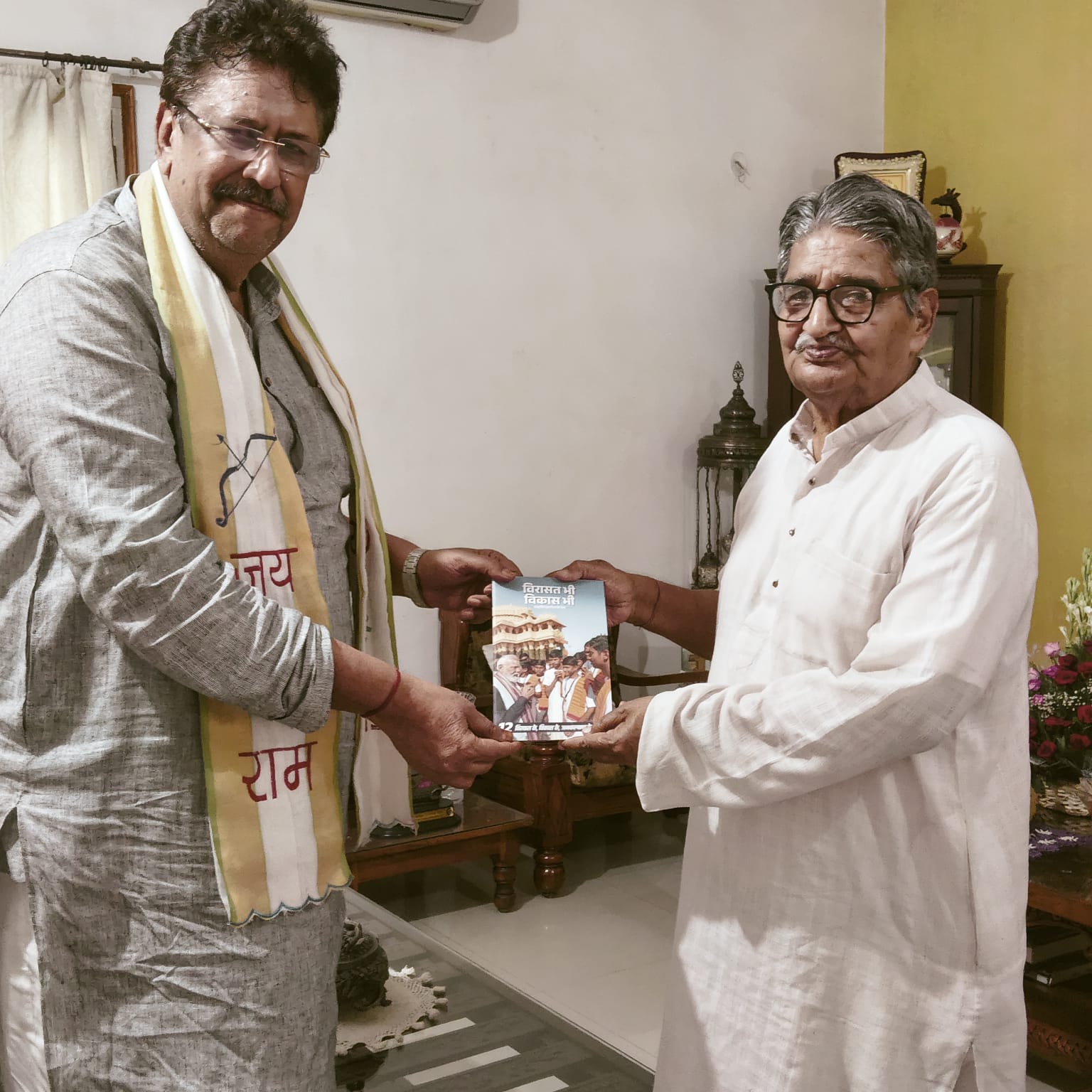 अंजय शुक्ला ने भेंट किए प्रबुद्धजनों को मोदी सरकार की 12 साल की उपलब्धियों का साहित्य 