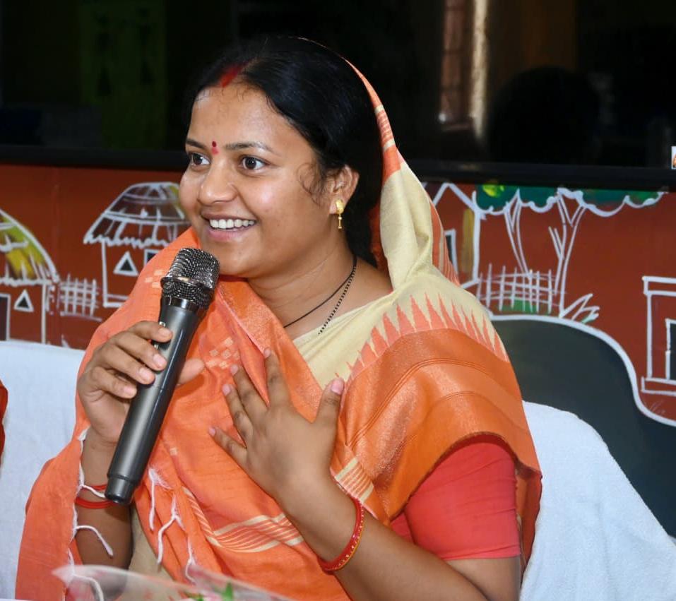 महिला एवं बाल विकास मंत्री लक्ष्मी राजवाड़े का सुकमा दौरा: बच्चों के बीच बैठकर पढ़ी एबीसीडी, महिला स्वावलंबन और पुनर्वास व्यवस्था का किया जमीनी निरीक्षण